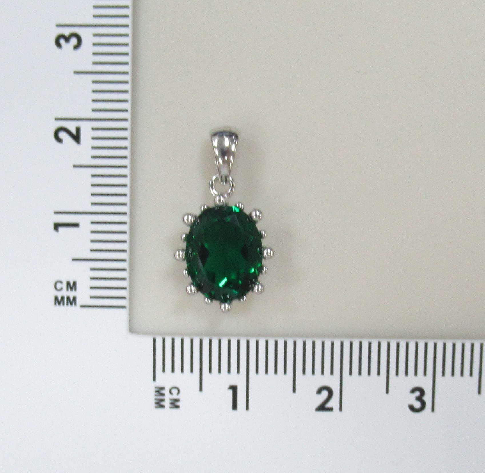 Серебряная подвеска с выращенным изумрудом